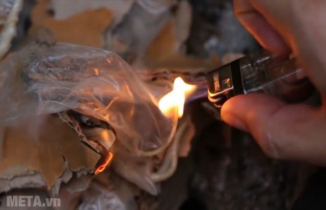 Có thể dùng bao cao su để mồi lửa
