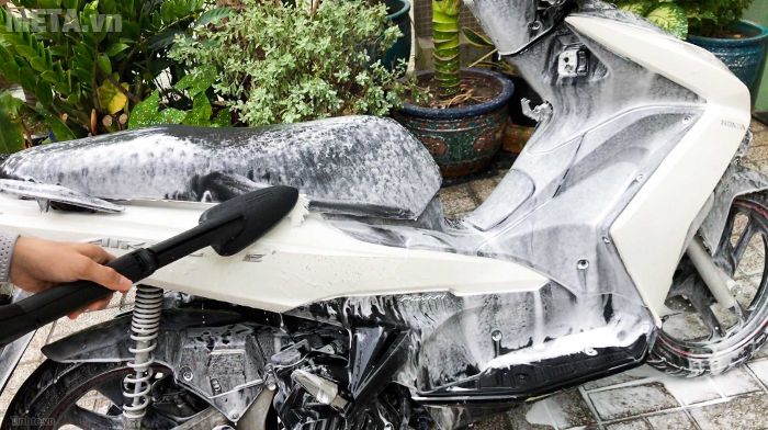 Dùng bàn chải cọ xe hoặc lấy miếng vải để cọ (máy không đi kèm bàn chải cọ, bạn phải mua thêm)