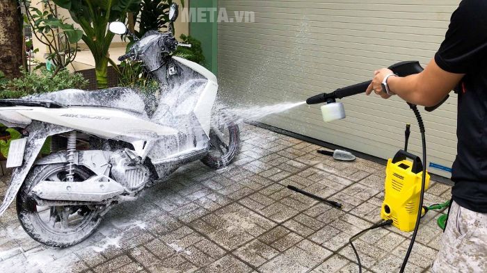 Tiến hành phun xà phòng, có thể mua thêm bình đựng xà phòng cho máy