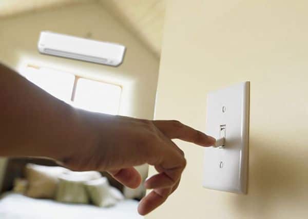 Ngắt nguồn điện điều hòa ít nhất 30 phút trước khi tiến hành vệ sinh, sửa chữa