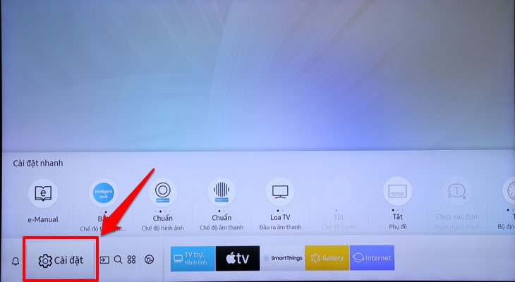 Chọn mục Cài đặt/Setting trên màn hình tivi Samsung 