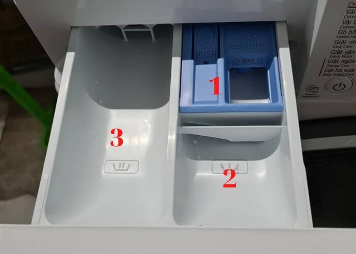 Cách cho nước xả vào máy giặt Samsung cửa ngang có khay đựng