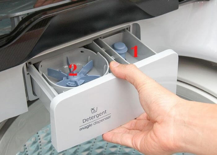 Cách cho nước xả vào máy giặt Samsung cửa trên có khay đựng