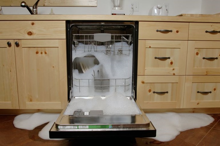 Không được dùng nước rửa chén thông thường cho máy rửa bát