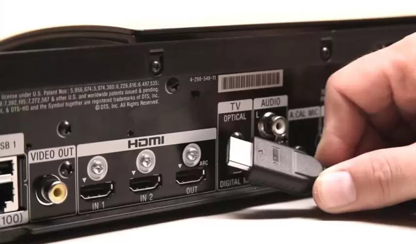 Cắm dây cắm HDMI