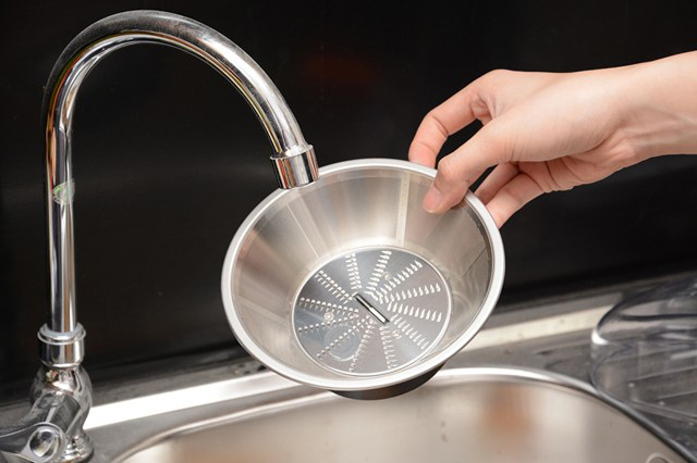 Vệ sinh các bộ phận của máy ép trái cây