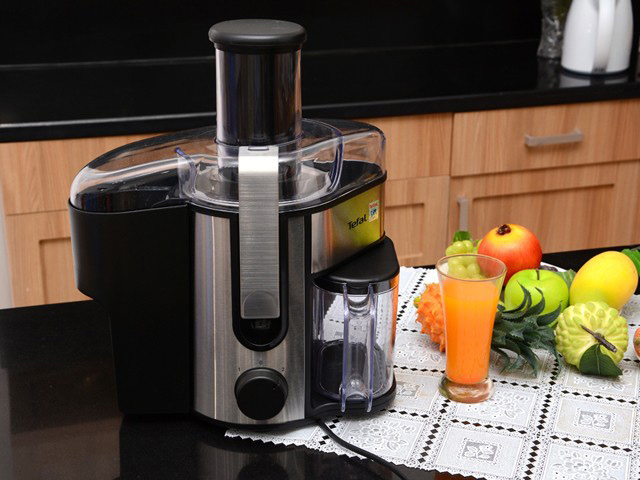 Đặt ly hứng nước và gắn với khay chứa bã