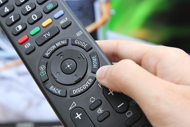 Nhấn nút Home trên điều khiển tivi Sony