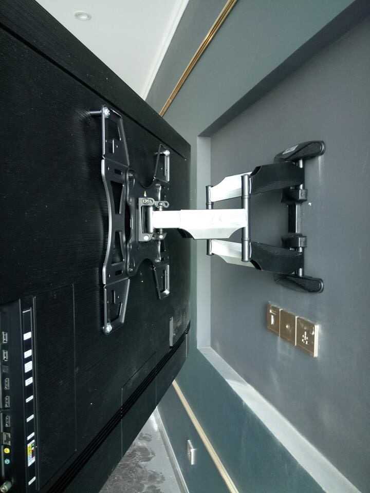 Lắp phần giá đỡ tivi