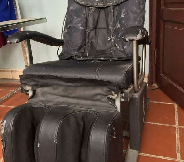 Ghế massage bị rách, bong tróc da là một trong sự cố thường gặp ở ghế massage