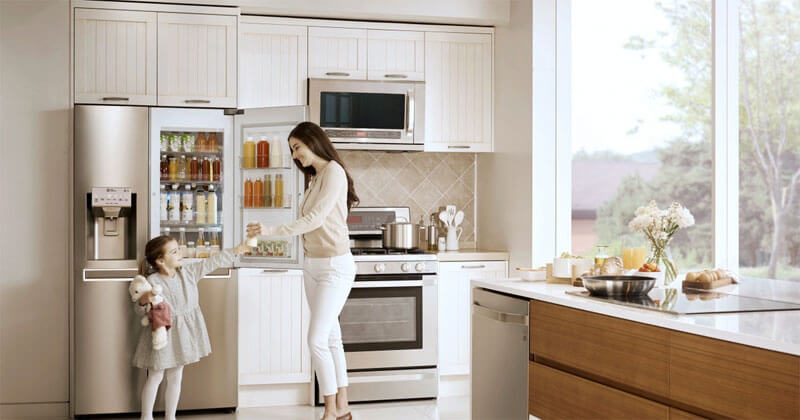 Tủ lạnh mặt thép có sự hài hòa về màu sắc, dễ kết hợp với các món đồ khác