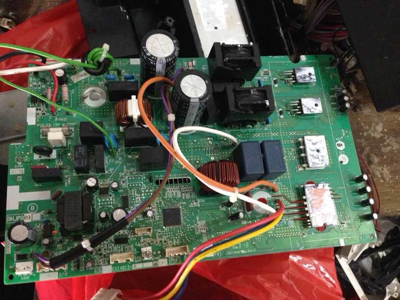 Điều hòa Đaikin báo lỗi U5 do hỏng board mạch dàn lạnh