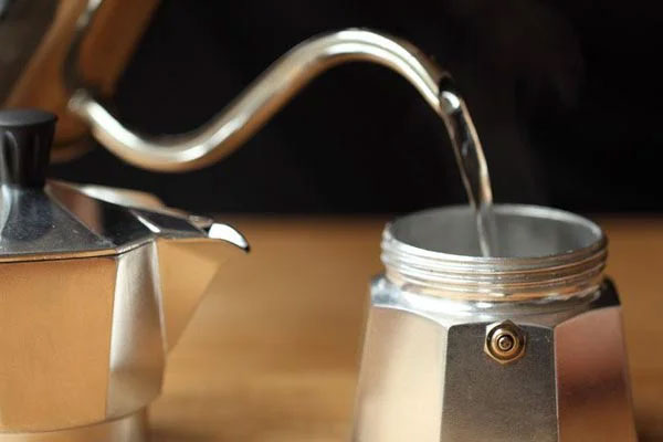 Rót nước vào bình bên dưới
