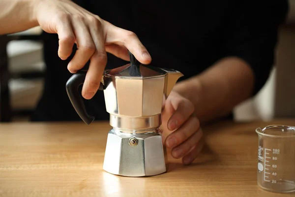 Siết chặt thân ấm