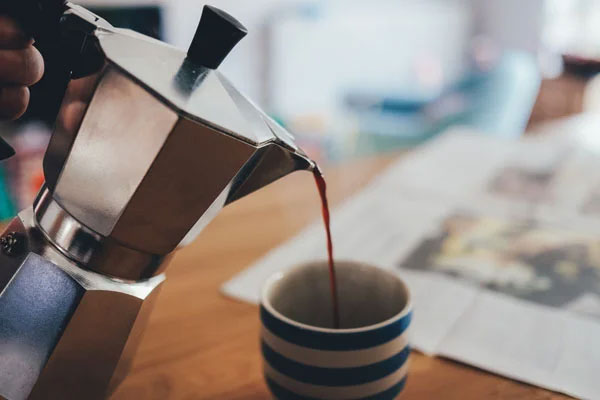 Rót cà phê ra và thưởng thức