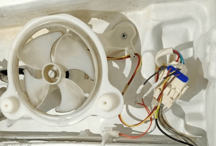 Cánh quạt tủ lạnh kêu do vít của dàn lạnh bị hỏng
