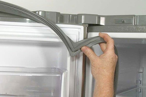 Nguyên nhân ngăn mát tủ lạnh không mát do viền cao su (ron cửa) bị hở