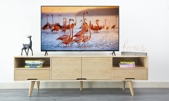 Chọn tivi chân đế chữ V úp ngược để tăng khả năng giữ thăng bằng