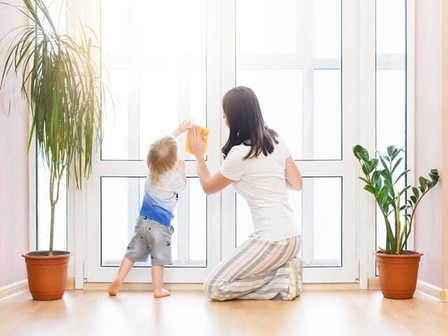 Thực hiện vệ sinh phòng ốc và các thiết bị trong phòng để khử mùi hôi trong phòng máy lạnh