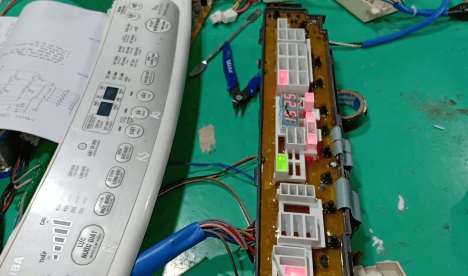 Kiểm tra dây cảm biến tốc độ để khắc phục lỗi ED máy giặt Toshiba