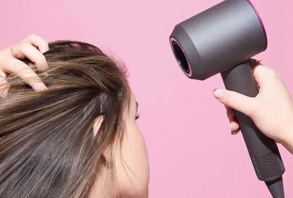 Cách dùng máy sấy tóc để tiết kiệm điện năng