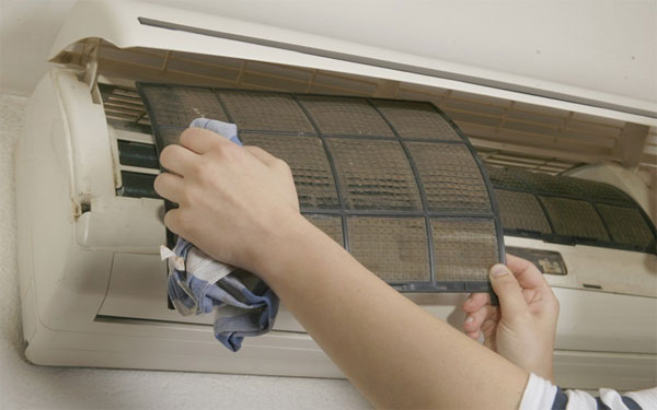 Ống đồng máy lạnh bị đóng tuyết do dàn lạnh không được vệ sinh sạch sẽ