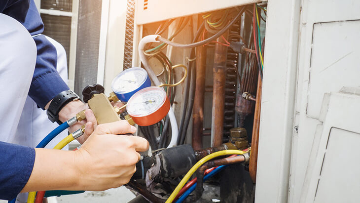 Khi điều hòa, máy lạnh Daikin bị lỗi nháy đèn xanh, bạn nên kiểm tra ống dẫn và nạp gas cho điều hòa