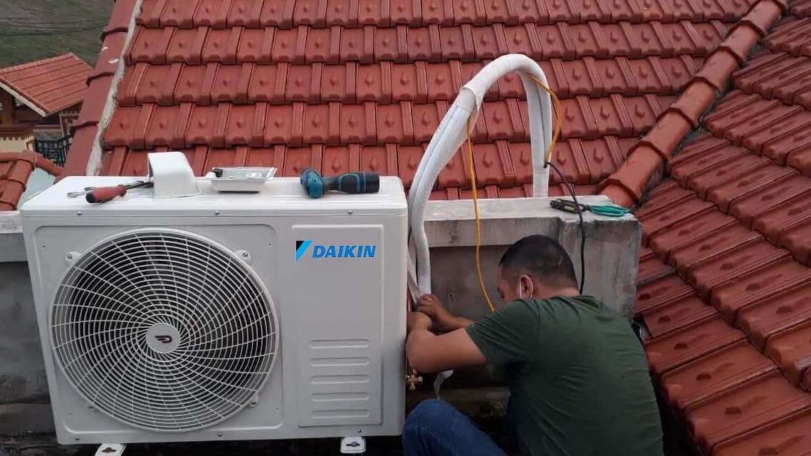 Máy lạnh Daikin lỗi nháy đèn xanh liên tục có thể do dàn nóng bị hỏng