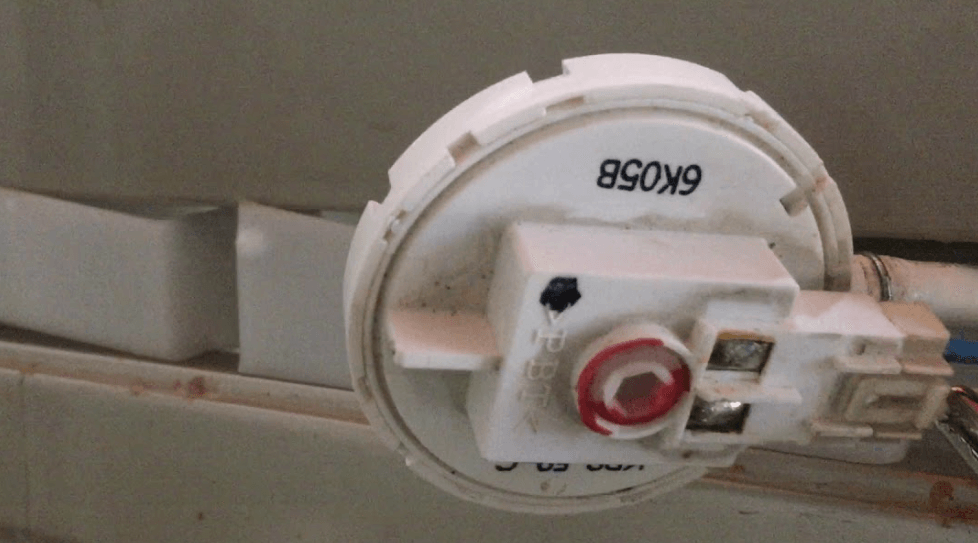 Máy giặt Sanyo báo lỗi E9 do hỏng cảm biến áp lực nước