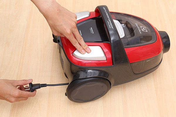 Cách sử dụng máy hút bụi Electrolux