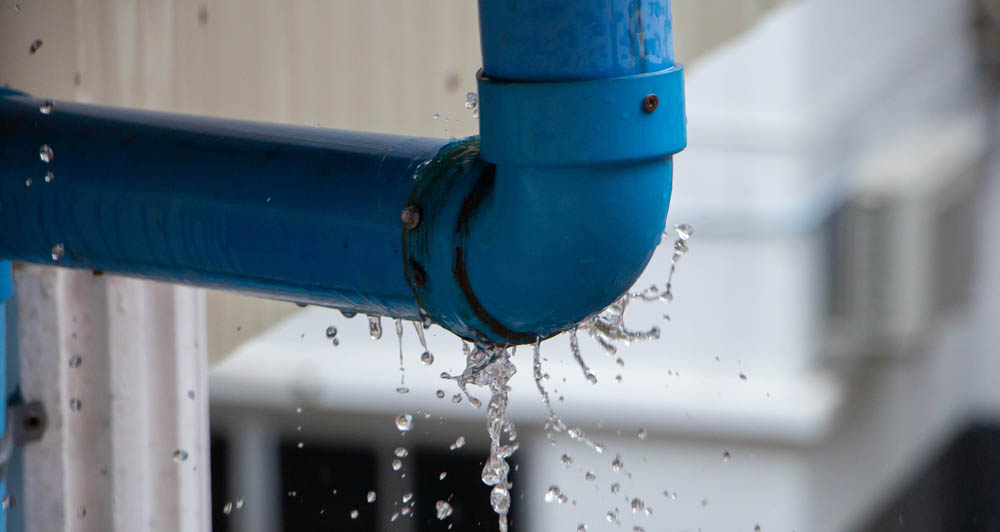 Đường ống nước bị rò rỉ khiến máy giặt AQUA lỗi E4