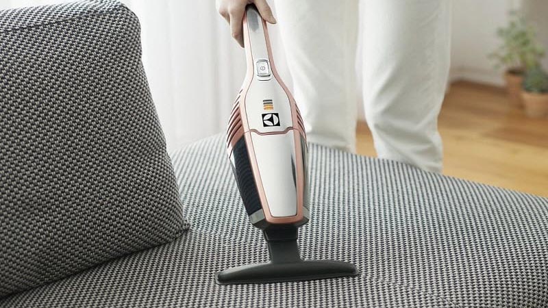 Cách dùng và tháo lắp máy hút bụi cầm tay