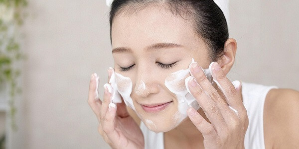 Làm sạch da mặt trước khi sử dụng máy mát xa