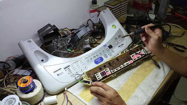 Board mạch điều khiển bị hỏng cũng khiến máy giặt Toshiba báo lỗi E64