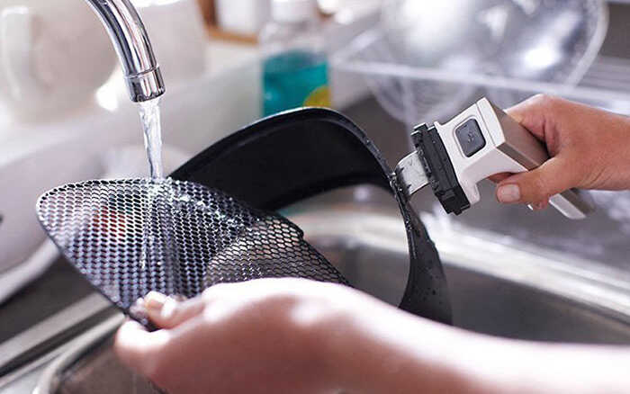 Thường xuyên vệ sinh nồi chiên không dầu để thiết bị hoạt động bền bỉ, ít tốn điện