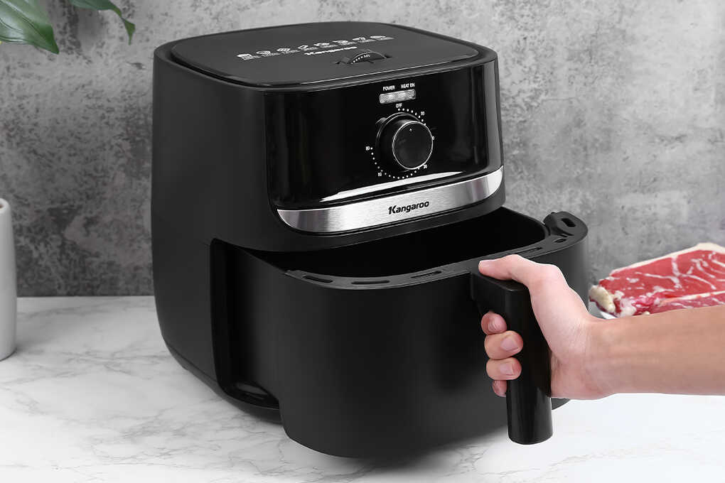 Hạn chế việc mở nồi chiên không dầu khi đang hoạt động để tiết kiệm điện năng