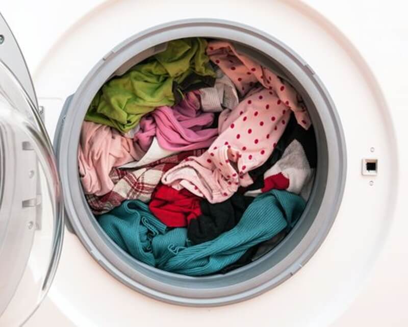 Lưu ý số lượng quần áo trong 1 lần sấy để tránh quần áo bị nhăn