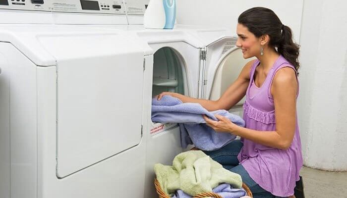 Lấy quần áo ra khỏi lồng sấy ngay sau khi sấy xong để tránh nhăn quần áo