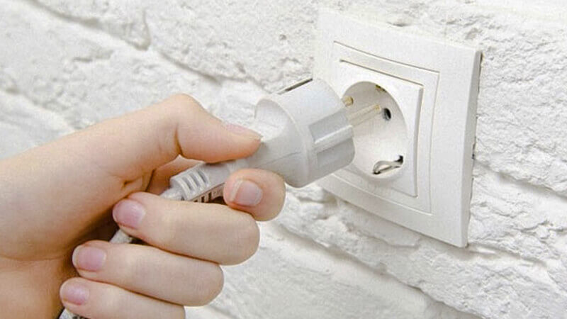 Kiểm tra ổ cắm điện để khắc phục lỗi PF máy giặt LG