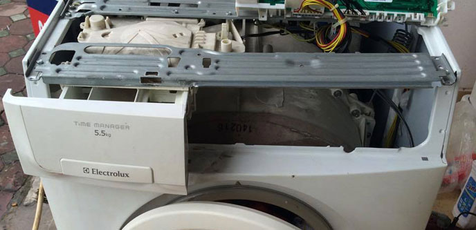 Kiểm tra IC máy giặt để sửa lỗi E38 máy giặt Electrolux