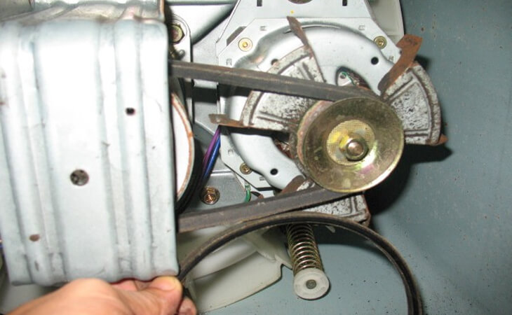 Máy giặt LG báo lỗi E3 do dây curoa máy giặt bị đứt hoặc tuột