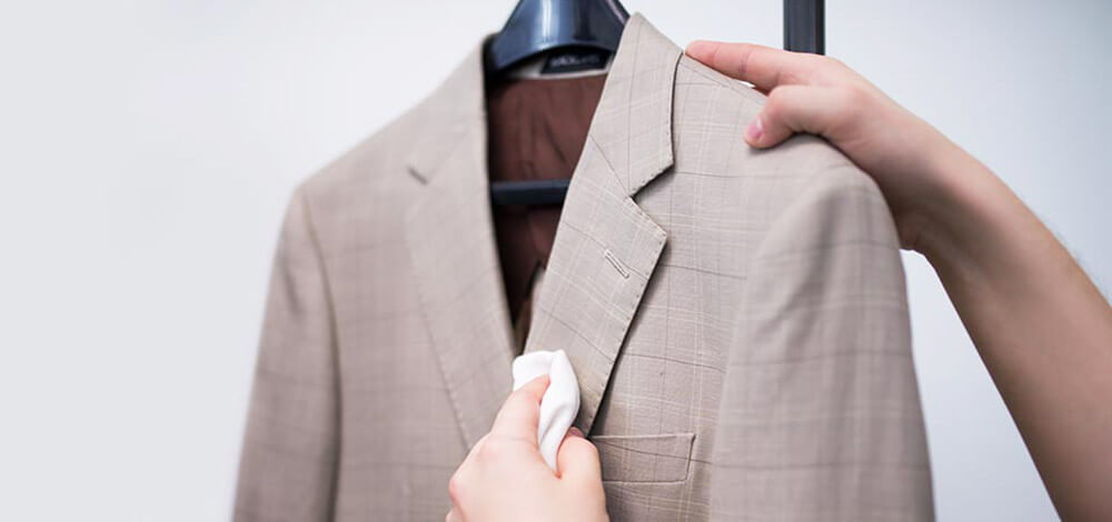 Vệ sinh trước khi giặt áo vest bằng máy giặt