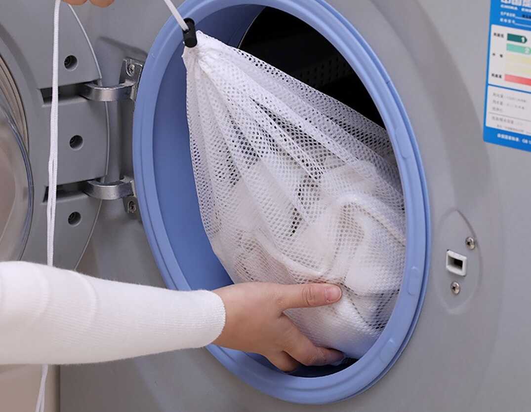 Cho áo vest vào túi giặt chuyên dụng 