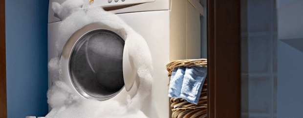 Lượng bột giặt quá nhiều khiến bọt trào ra ngoài máy giặt