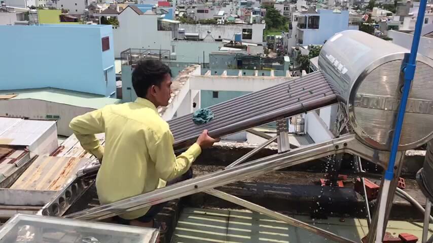 Máy nước nóng năng lượng mặt trời có hại gì khi không vệ sinh thiết bị đúng cách?