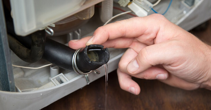 Kiểm tra đường ống nước để khắc phục lỗi C19 máy giặt Hitachi