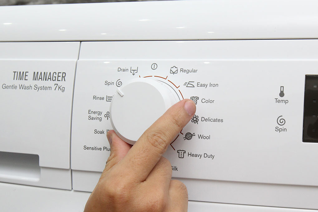 Cách mở cửa máy giặt Electrolux đang bị kẹt cứng