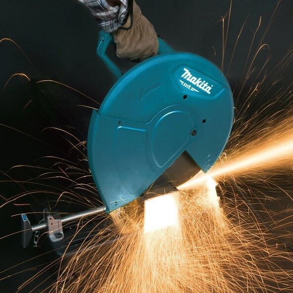 Máy cắt sắt Makita M2400B sử dụng mô tơ mạnh mẽ với công suất lớn lên tới 2.000W
