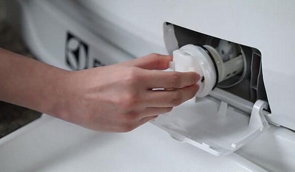 Tháo bộ lọc cặn ra khỏi máy giặt