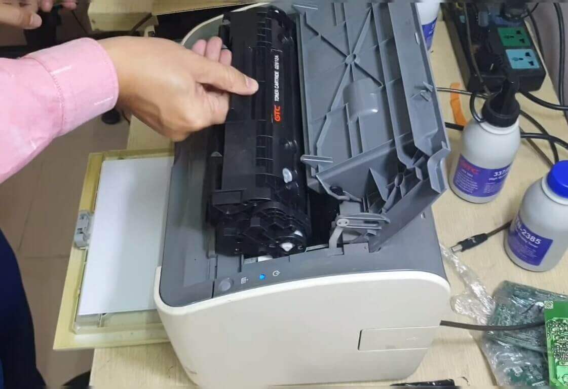 Gắn hộp mực vào máy in